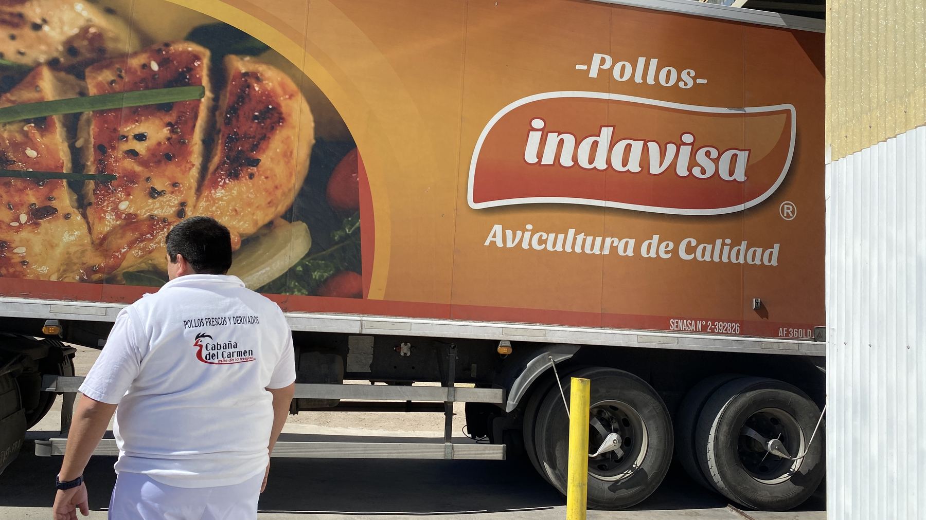 Integrante de Cabaña del Carmen recibiendo un acoplado refrigerado de Pollos Indavisa