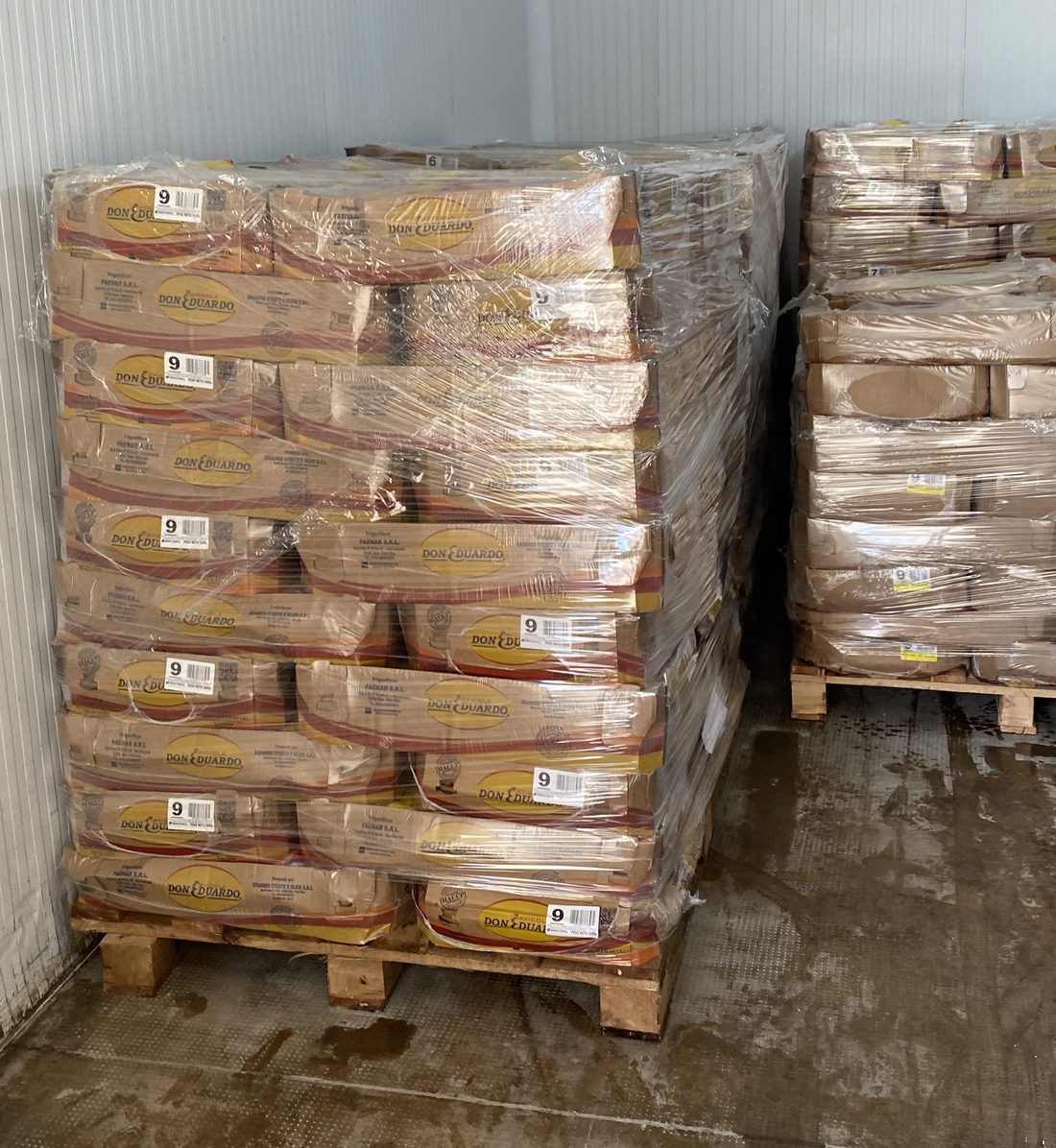 Pallets de pollo fresco ordenados dentro de la cámara de frío