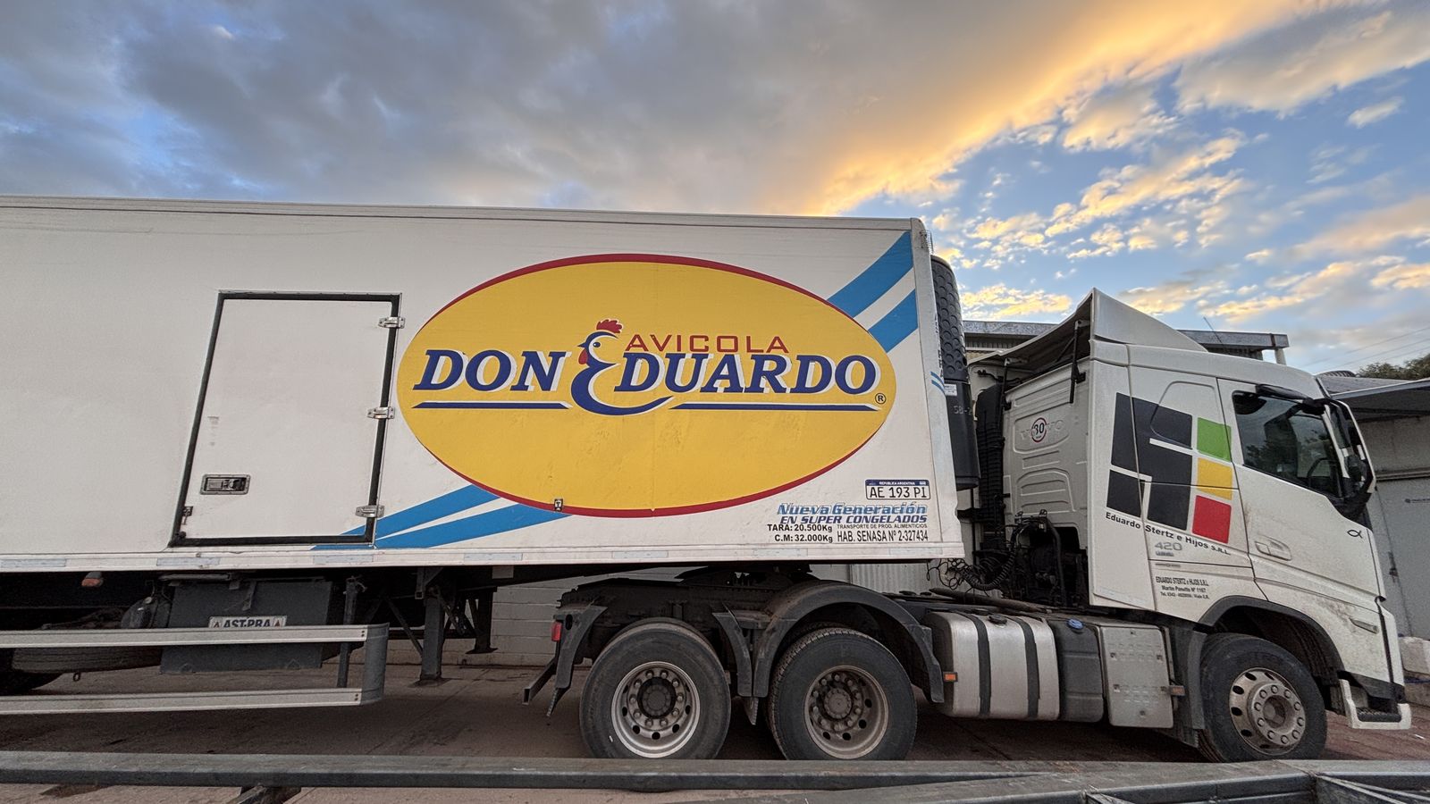 Camión refrigerado con la marca Avícola Don Eduardo al atardecer