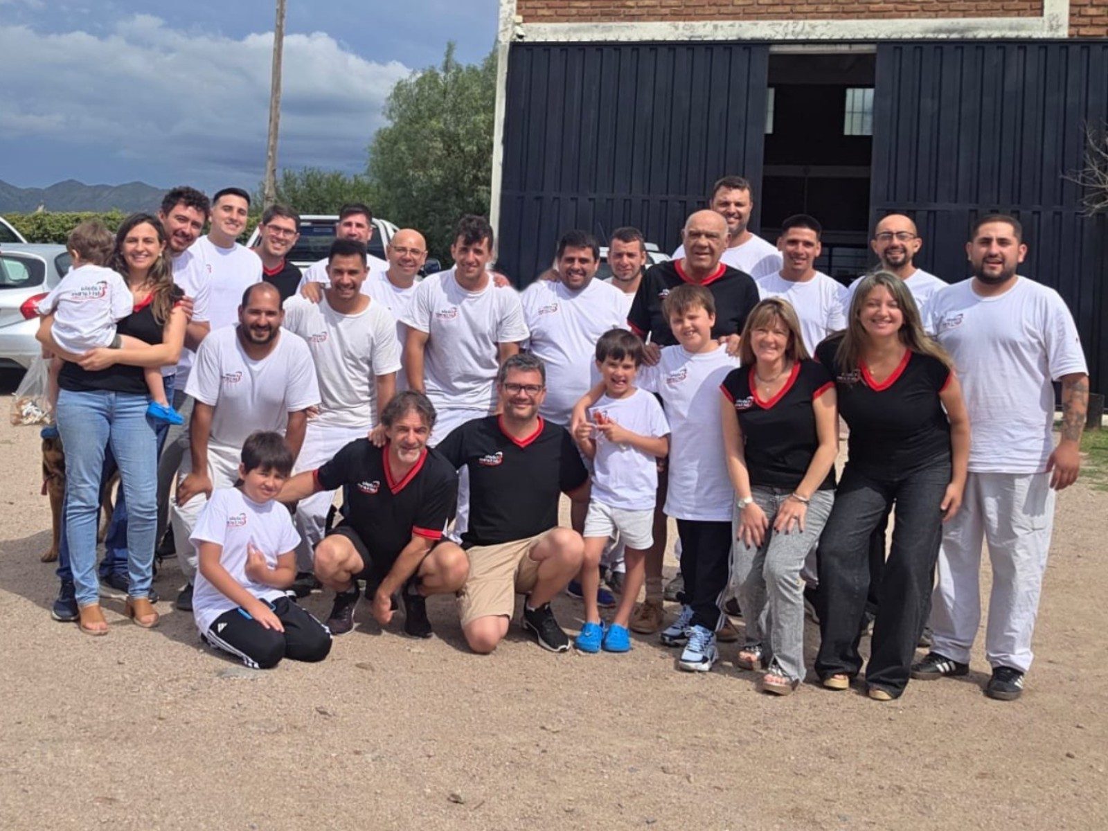 El equipo de Cabaña del Carmen reunido frente al depósito